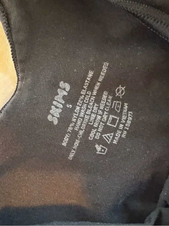 SKIMS Seamless Sculpt Mid-Thigh Bodysuit in Black or Onyx - Picture 5 of 5